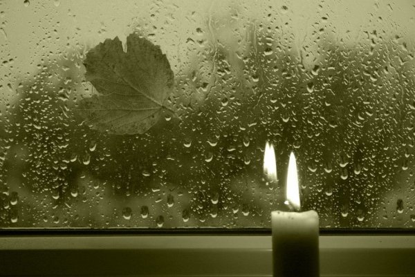 Окно дождь свеча