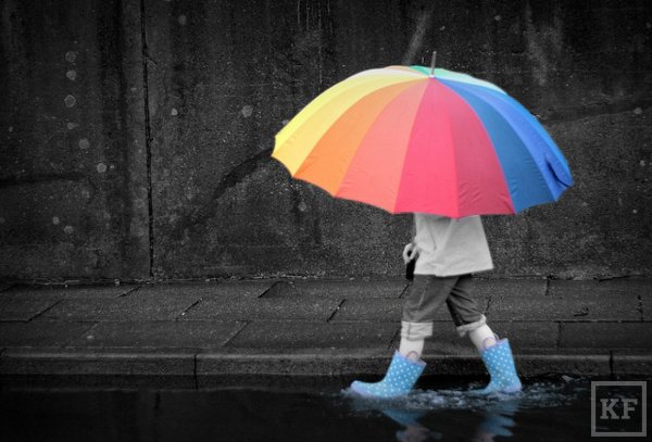 Человек с зонтиком под дождем