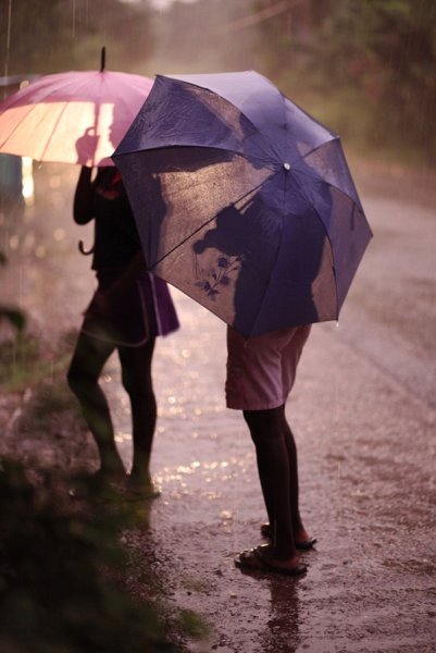 Человек под зонтиком