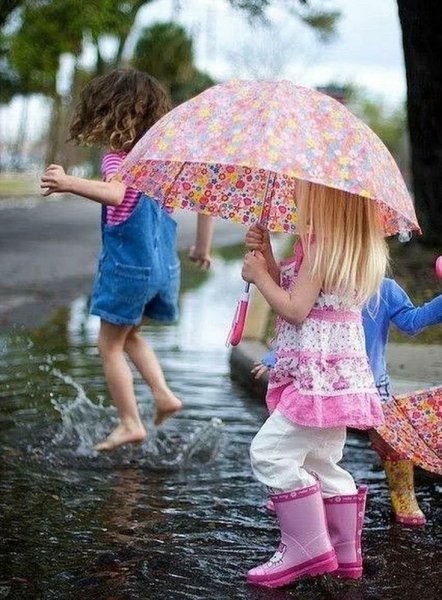 Ребенок под зонтом летом