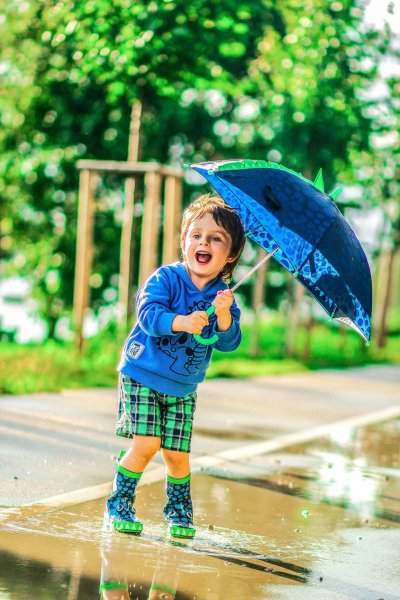 Дети под зонтом