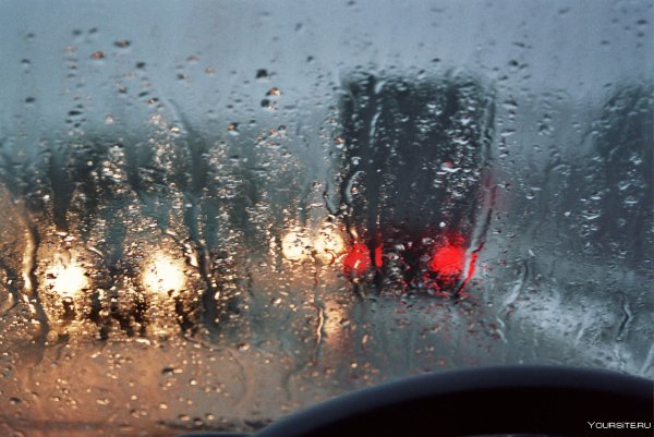 Мокрое стекло автомобиля