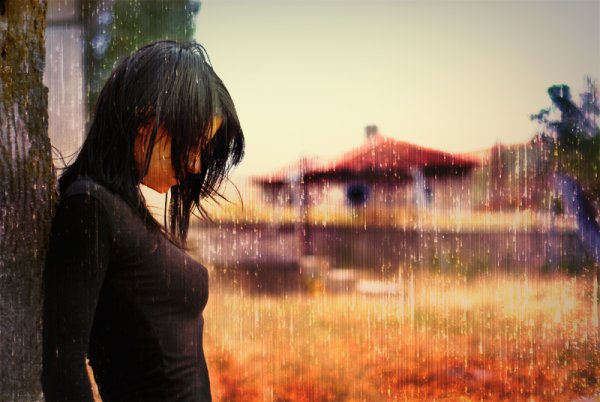 Грустная девушка под дождем