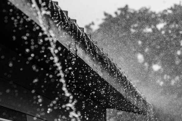 Дождь капает с крыши