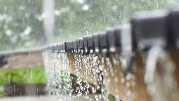 Летний дождь на крыше