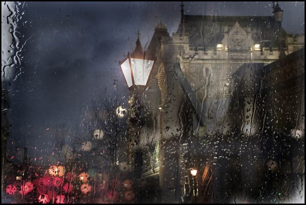 Мрачный дождь за окном