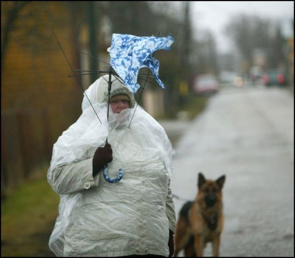 Бабушка в дождевике