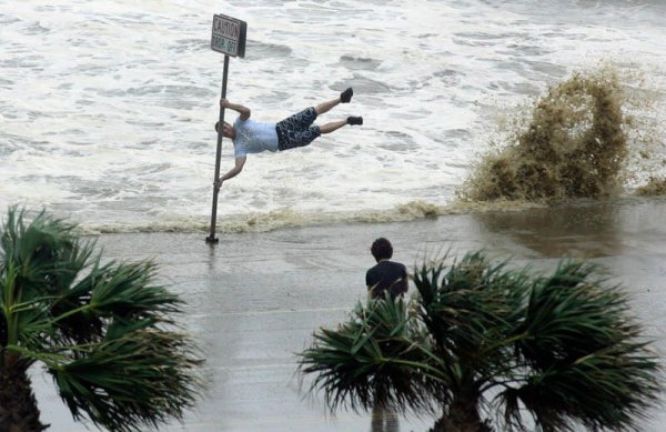 Сильный ветер человек