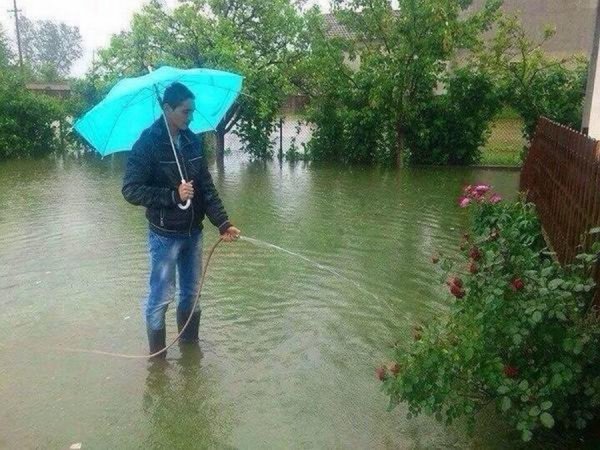 Поливает в дождь прикол