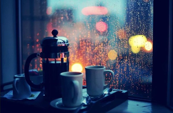 Дождь за окном кафе
