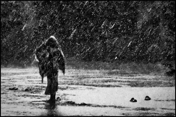 Одинокий солдат под дождем