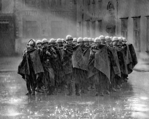 Солдаты под ливнем