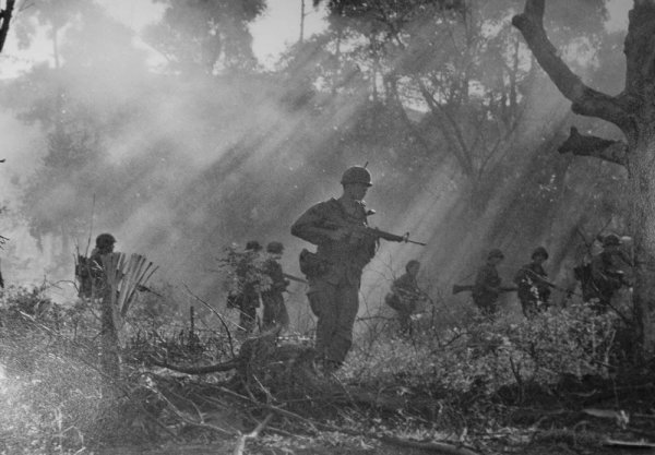 Солдат в дождь на войне