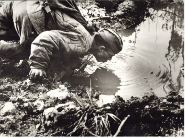 Солдат у реки