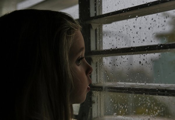 Девочка у окна дождь