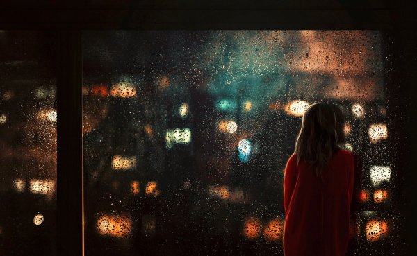 Девушка у окна дождь