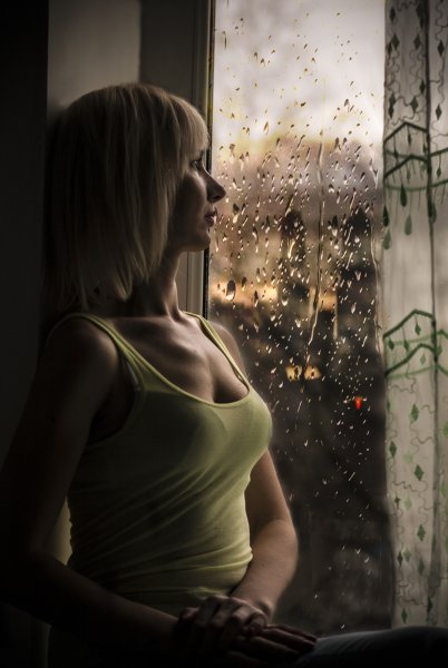 Девушка у окна