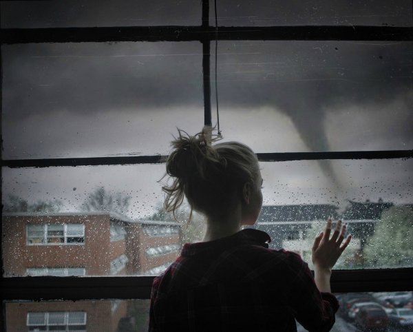 Человек у окна дождь