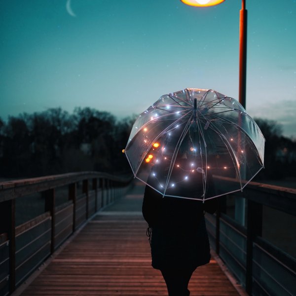 Прозрачный зонт под дождем