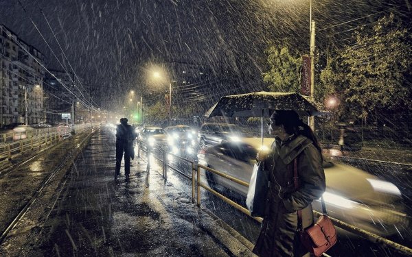 Дождь и человек на дороге