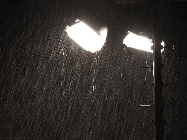 Уличный фонарь в дождь