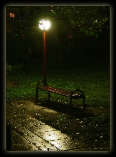 Скамейка под фонарем