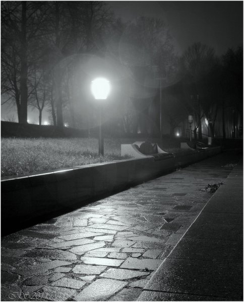 Темная улица с дождем и людьми и с фонарем