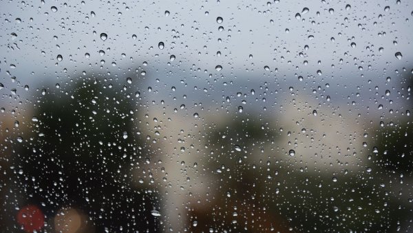 Капли дождя на окне
