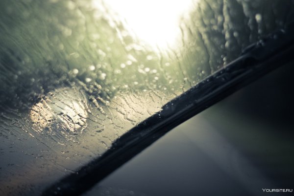Капли на лобовом стекле