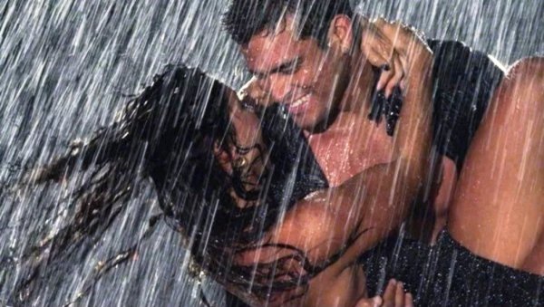 Парень и девушка под дождем