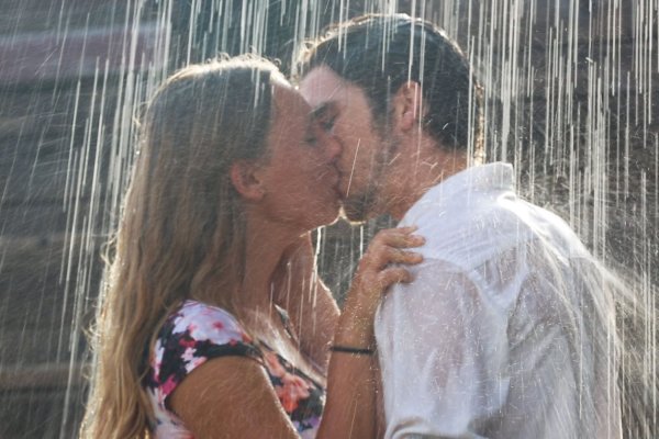 Целуются под дождем