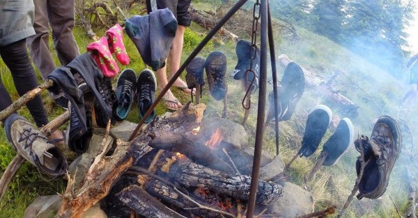 Ботинки сушатся в походе