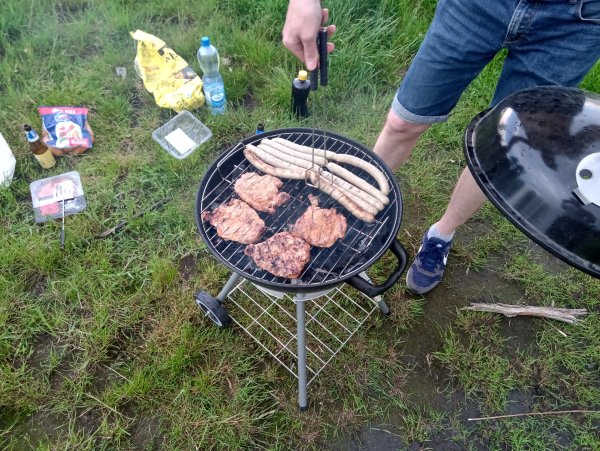 Пикник на природе под дождем