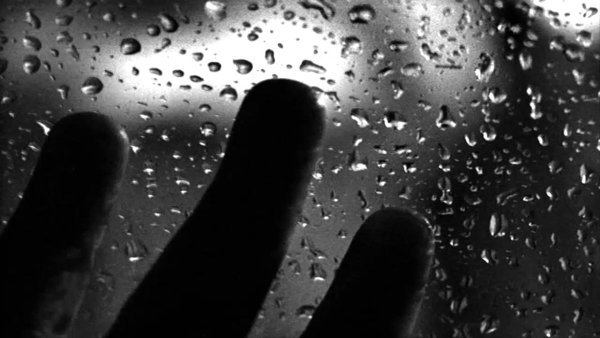 Капли на стекле рука