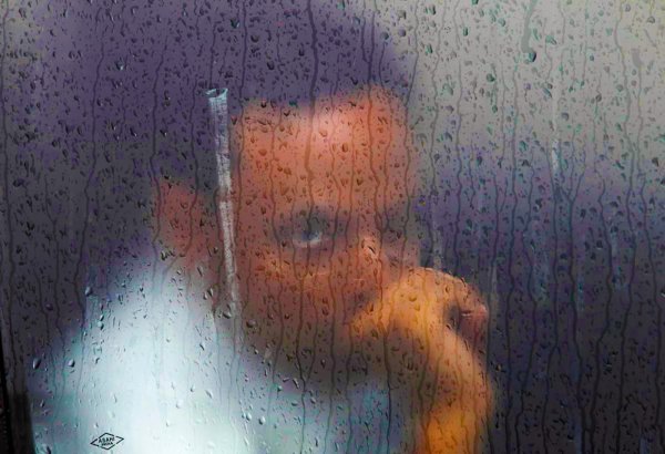 Человек за окном дождь