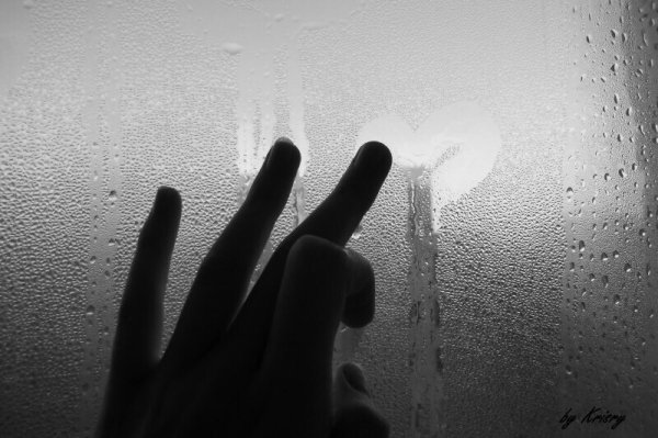 Рука на запотевшем стекле