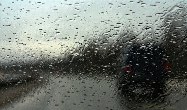 Капли дождя на стекле дорога