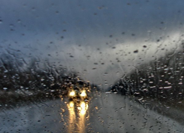 Капли дождя на дороге