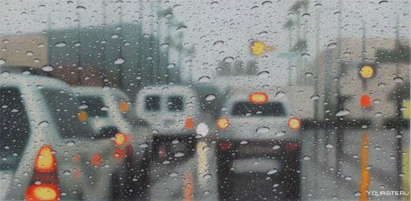 Дождь за стеклом машины