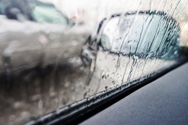 Дождливое окно машины