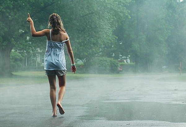 Девушка под летним дождем