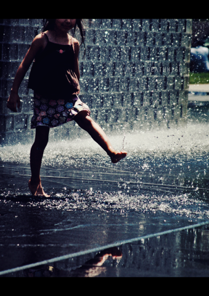 Девушка бежит под дождем