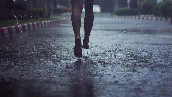 Девушка на дороге под дождем