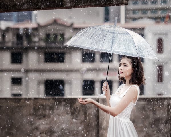 Девушка с зонтом