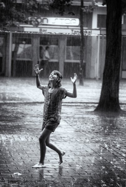 Девочка под дождем