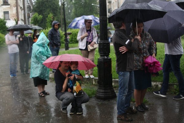 Прохожие под зонтом