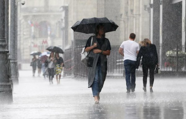 Прохожие на улице