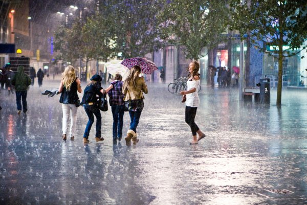 Гулять под дождем