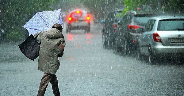 Ливень, сопровождающийся сильной грозой, можно переждать