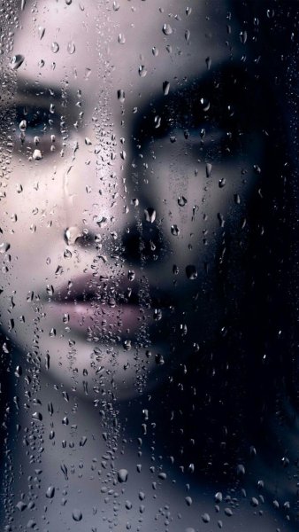 Капли дождя на окне